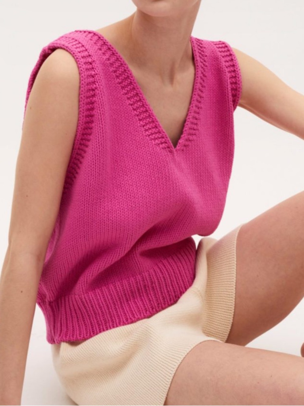 Babaa no 25 V-Neck Sweater Vest, hibiscus 🌺 pink